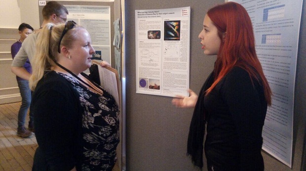 Laura apresentou a pesquisa “Síndrome de Burnout: um estudo com professores de uma escola da rede pública de Belo Horizonte”. Foto: Arquivo pessoal